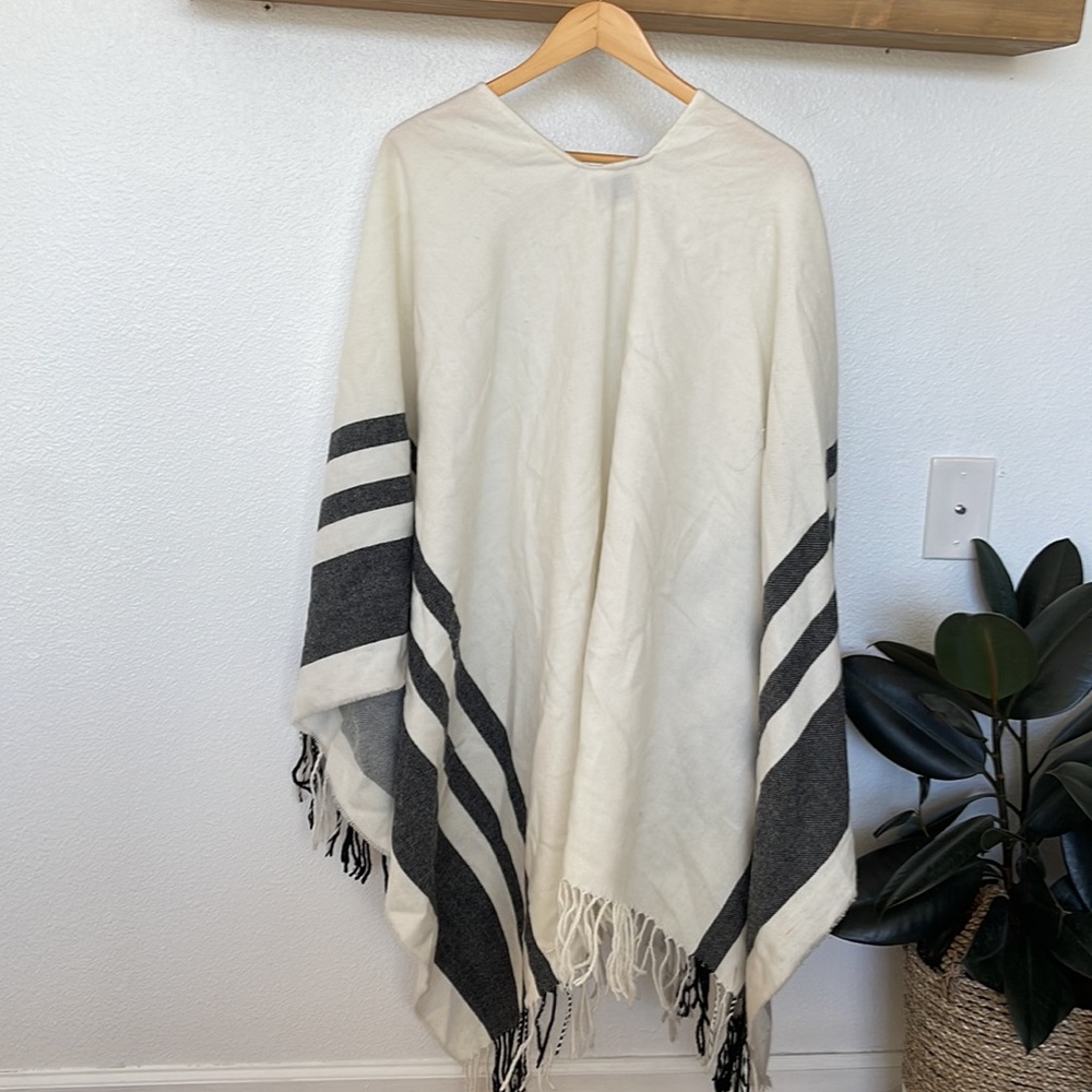 Hinge black and white striped poncho - Picture 4 of 4